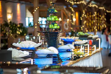 Festlich gedeckter Tisch mit russischen Vorspeisen und Salaten